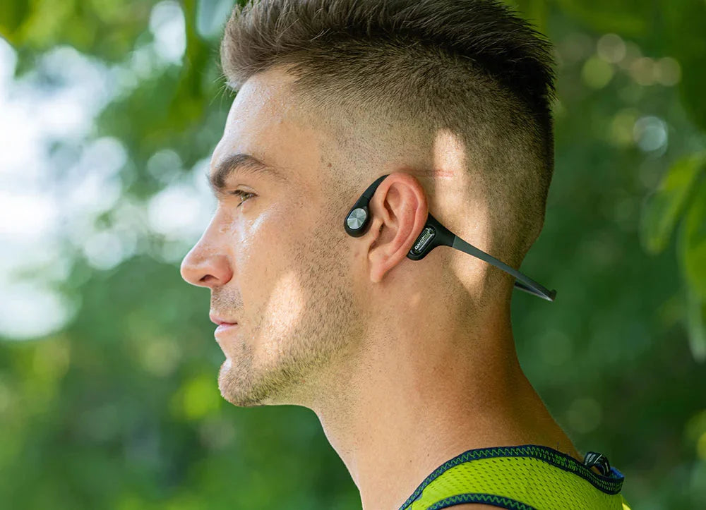 man-wears-run-air-open-ear-headphone