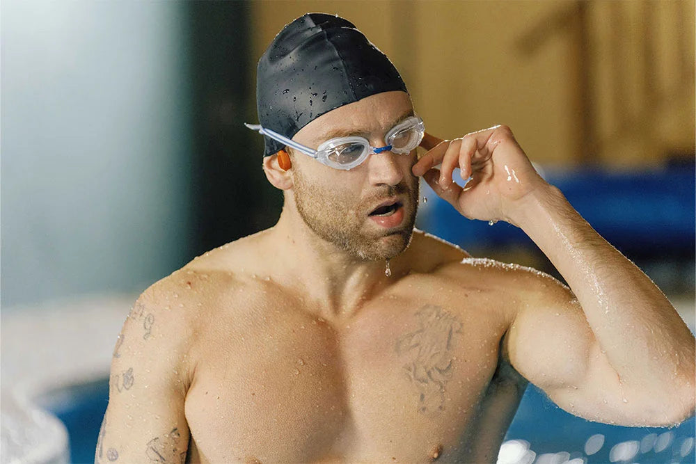 swimmer-wears-run-plus-openear-headphone